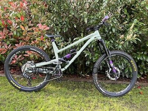 Commencal Clash Essential specs and reviews 